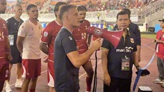 HLV Indonesia cùng toàn đội vác loa, đi khắp sân xin lỗi hơn 30.000 khán giả